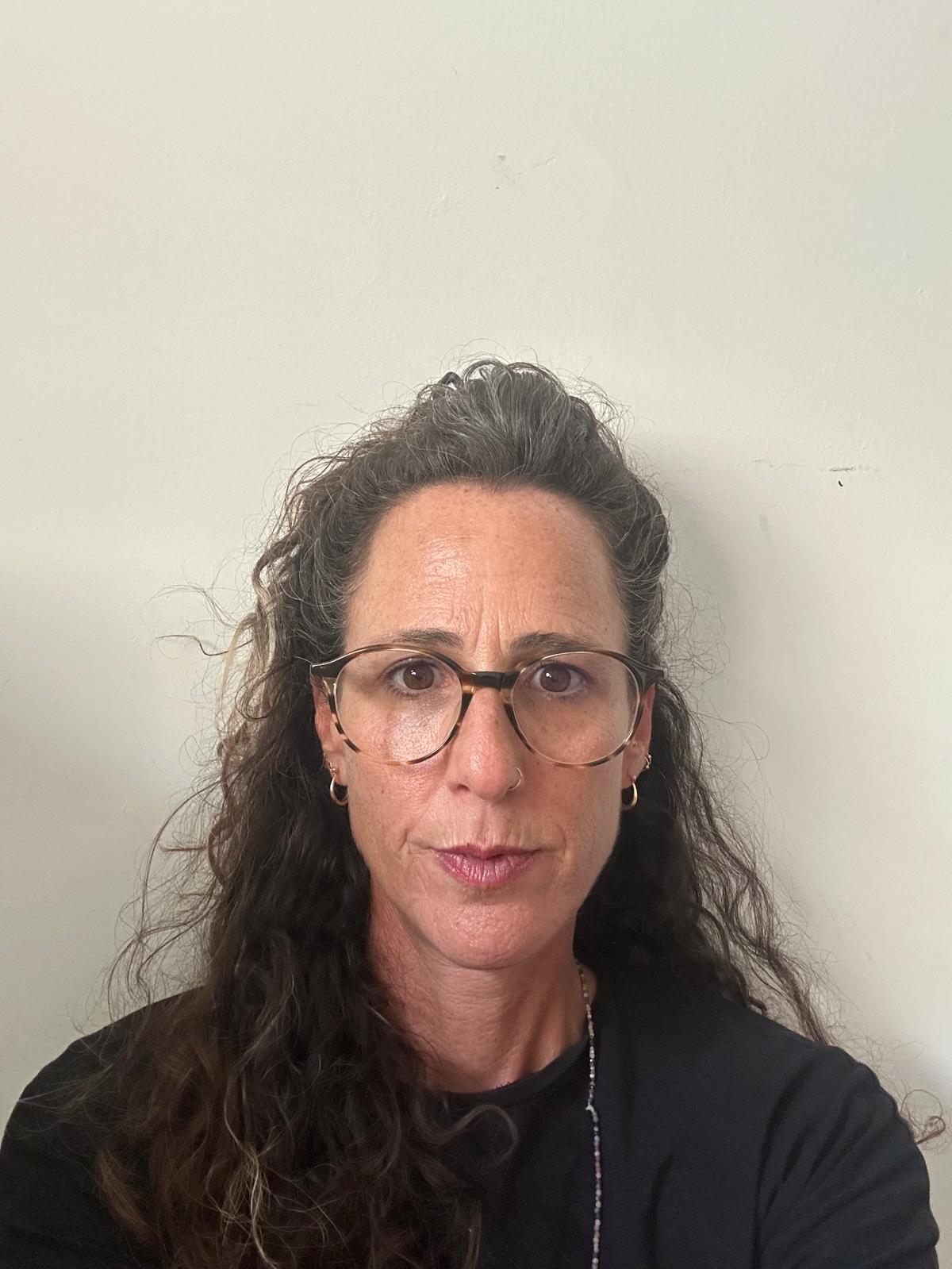 רוני א. אמא לשניים<br>מושב כפר יחזקאל